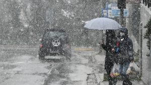 Καιρός: Στον “πάγο” η χώρα σήμερα και ανήμερα της Πρωτοχρονιάς – Ποιες περιοχές θα ντυθούν στα λευκά, νιφάδες και στην Αττική