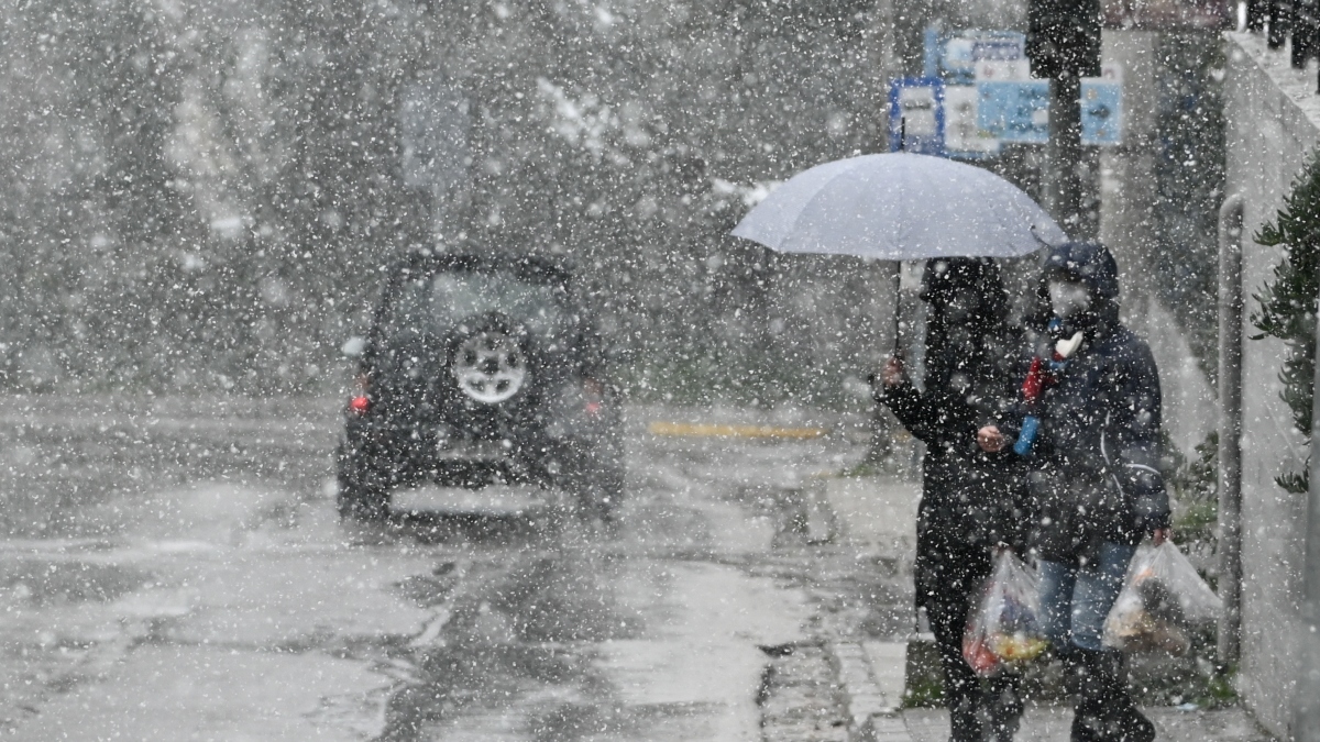 Καιρός: Στον “πάγο” η χώρα σήμερα και ανήμερα της Πρωτοχρονιάς – Ποιες περιοχές θα ντυθούν στα λευκά, νιφάδες και στην Αττική