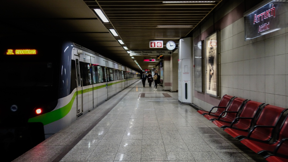 Παραμονή Πρωτοχρονιάς 2025: Τα τελευταία δρομολόγια σε μετρό, τραμ, λεωφορεία και τρόλεϊ για σήμερα