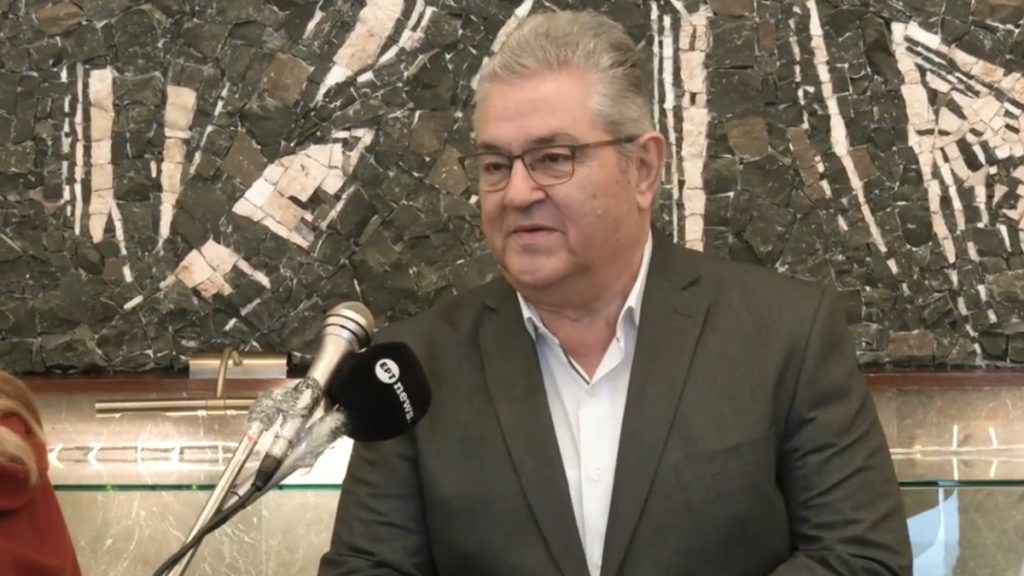 Κουτσούμπας: Άκουσε τα πρωτοχρονιάτικα κάλαντα – “Οι λαοί έχουν τη δύναμη να γίνουν οι πρωταγωνιστές των εξελίξεων” (βίντεο)