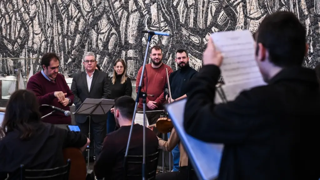 Έψαλαν στον Κουτσούμπα τα πρωτοχρονιάτικα κάλαντα – “Οι λαοί έχουν τη δύναμη να γίνουν οι πρωταγωνιστές των εξελίξεων” (βίντεο)