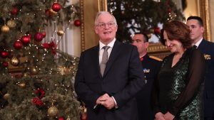 Εορταστικό κλίμα στο Προεδρικό Μέγαρο – Ο Τασούλας άκουσε πρωτοχρονιάτικα κάλαντα από διάφορες γωνιές της Ελλάδας