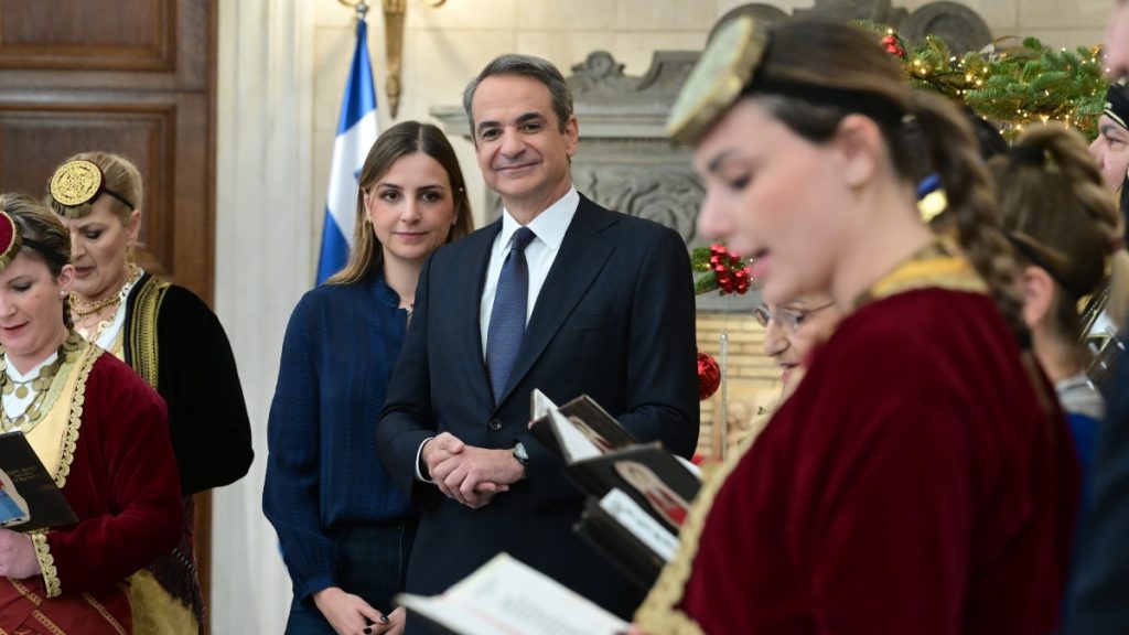 Ο Κυριάκος Μητσοτάκης άκουσε μαζί με την κόρη του Σοφία τα πρωτοχρονιάτικα κάλαντα στο Μέγαρο Μαξίμου (βίντεο)