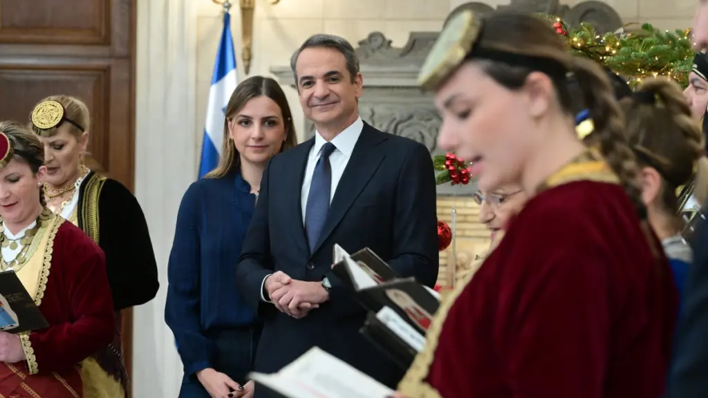 Ο Κυριάκος Μητσοτάκης άκουσε μαζί με την κόρη του Σοφία τα πρωτοχρονιάτικα κάλαντα στο Μέγαρο Μαξίμου (βίντεο)