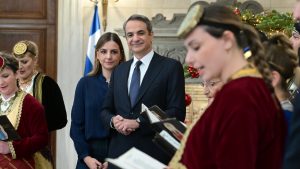 Ο Κυριάκος Μητσοτάκης άκουσε μαζί με την κόρη του Σοφία τα πρωτοχρονιάτικα κάλαντα στο Μέγαρο Μαξίμου (βίντεο)