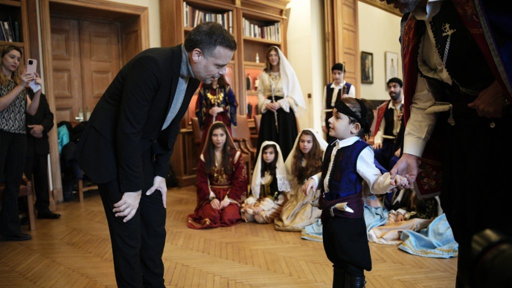 Πρωτοχρονιάτικα κάλαντα και παραδοσιακοί χοροί στο Δημαρχείο Αθηνών – Οι ευχές Δούκα για τη νέα χρονιά