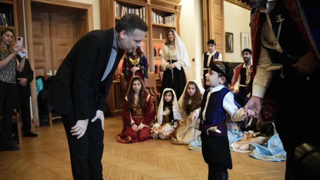Πρωτοχρονιάτικα κάλαντα και παραδοσιακοί χοροί στο Δημαρχείο Αθηνών – Οι ευχές Δούκα για τη νέα χρονιά