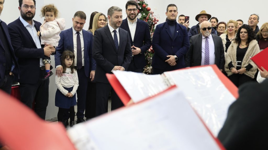 Ανδρουλάκης: Του έψαλαν τα πρωτοχρονιάτικα κάλαντα στα γραφεία του ΠΑΣΟΚ – Η ευχή του για το 2026