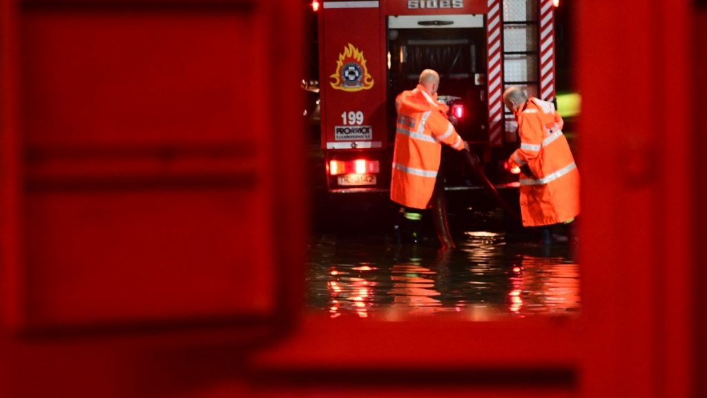 Κακοκαιρία Byron: Πάνω από 330 κλήσεις στην Πυροσβεστική για πλημμύρες, πεσμένα δέντρα και απεγκλωβισμούς σε Αττική και Πελοπόννησο