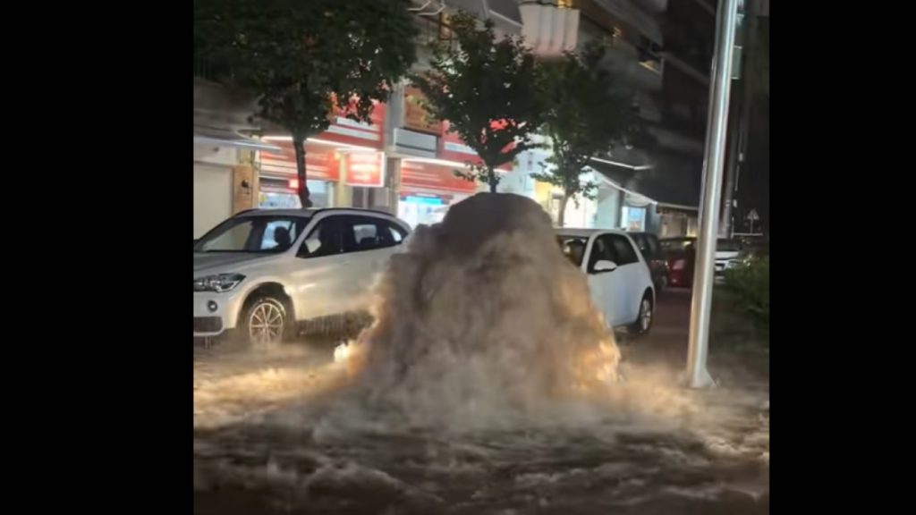 Καλλιθέα: Τι απαντά ο δήμος για το “σιντριβάνι” στην οδό Σκρά – “Το ίδιο συμβάν θα επαναληφθεί”