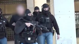 Φοινικούντα: Στον εισαγγελέα ο ανιψιός και ο επιχειρηματίας – “Είναι χάλια, δεν καταλαβαίνει γιατί κατηγορείται” λέει ο δικηγόρος του 33χρονου