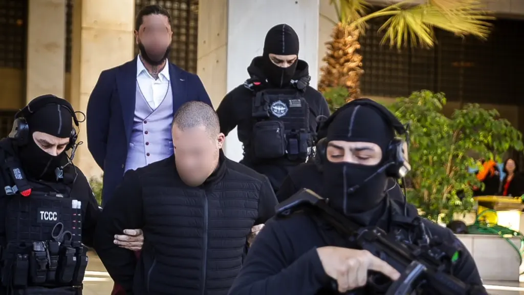 Διπλό φονικό στη Φοινικούντα: Η σύντροφος του ανιψιού και ο φίλος του κατηγορούνται για υπόθαλψη εγκληματία