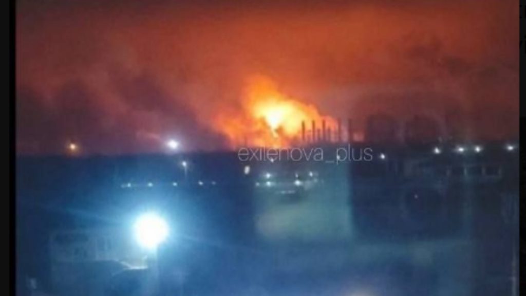 Η Ουκρανία μιλά για πλήγμα σε μεγάλο χημικό εργοστάσιο στη Ρωσία και σε σταθμό ραντάρ στην Κριμαία (βίντεο)