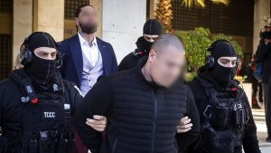 Φονικό στη Φοινικούντα: Αθώος δηλώνει ο ανιψιός – Μεταφέρεται με τον επιχειρηματία στην Καλαμάτα για να απολογηθούν