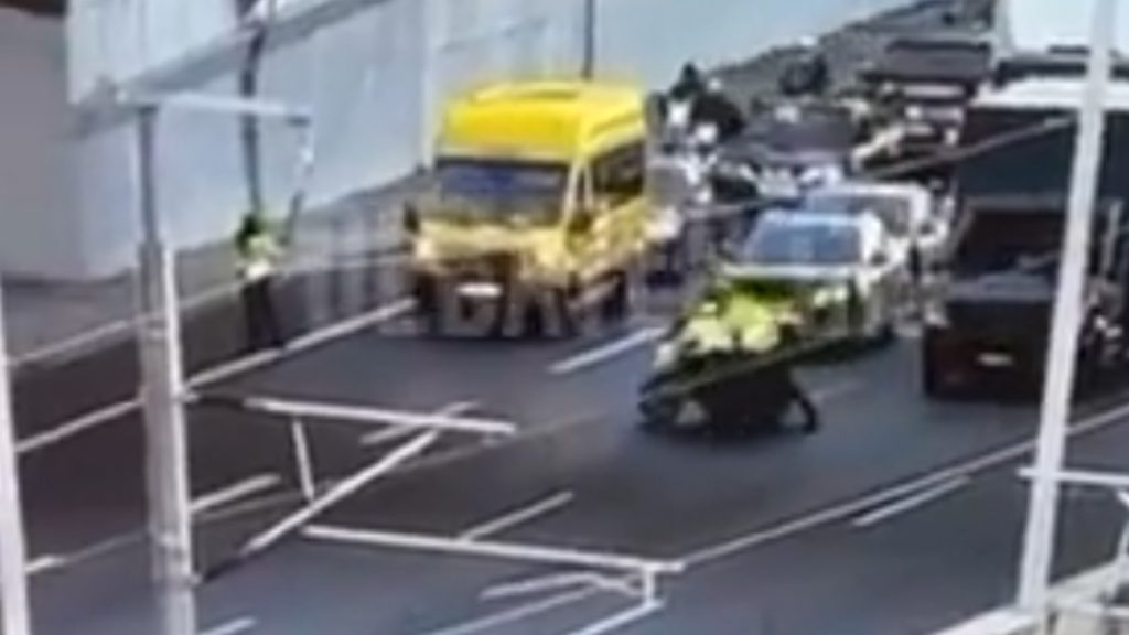 Αττική Οδός: Βίντεο ντοκουμέντο με μοτοσικλετιστή να παρασύρει τροχονόμους για να αποφύγει τον έλεγχο