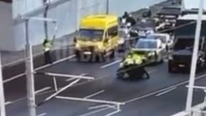 Αττική Οδός: Βίντεο ντοκουμέντο με μοτοσικλετιστή να παρασύρει τροχονόμους για να αποφύγει τον έλεγχο