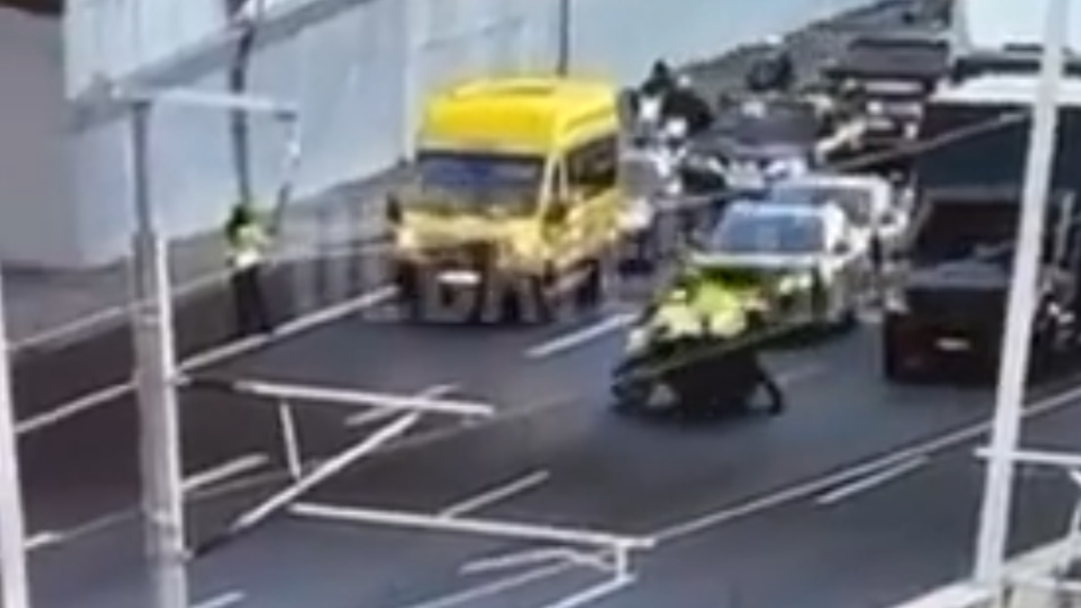 Αττική Οδός: Βίντεο ντοκουμέντο με μοτοσικλετιστή να παρασύρει τροχονόμους για να αποφύγει τον έλεγχο