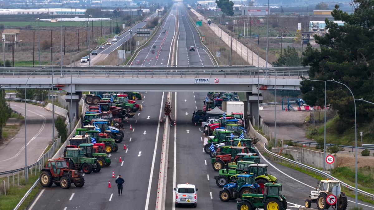 “Πονοκέφαλος” για τους ταξιδιώτες η έξοδος των Χριστουγέννων – Ανοίγουν λωρίδες οι αγρότες, θέμα ασφαλείας εγείρει η ΕΛΑΣ