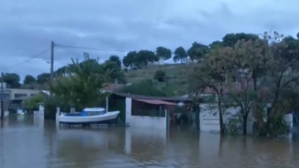 Κακοκαιρία Byron: Πλημμύρες σε Μέγαρα, Μάνδρα και Νέα Πέραμο, μηνύματα από το 112 – Άνοιξε μία λωρίδα της Αθηνών-Κορίνθου στα διόδια Ελευσίνας (βίντεο)