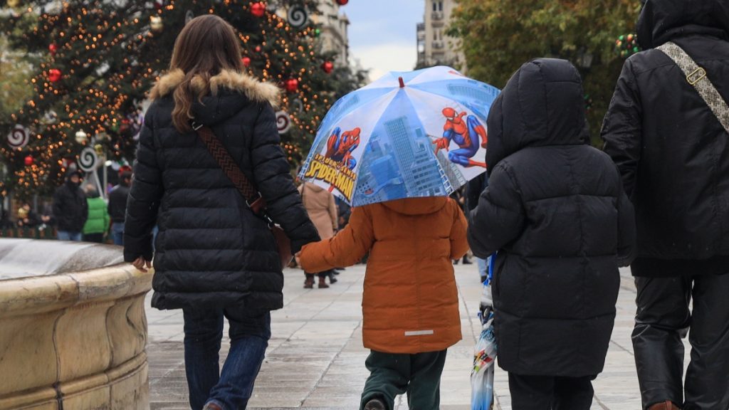 Αγριεύει ο καιρός από το απόγευμα – Με βροχές και καταιγίδες έως τα Χριστούγεννα, πού θα χιονίσει