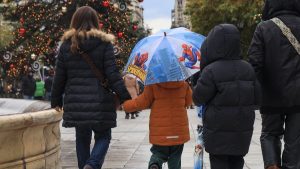 Αγριεύει ο καιρός από το απόγευμα – Με βροχές και καταιγίδες έως τα Χριστούγεννα, πού θα χιονίσει