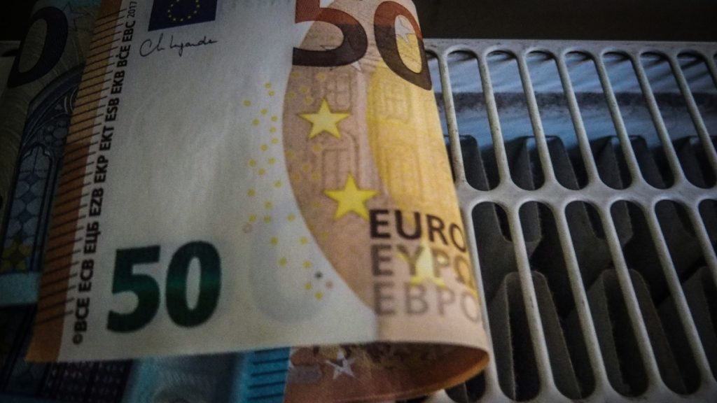 Ώρα πληρωμής για το επίδομα θέρμανσης, πιστώνεται σήμερα η προκαταβολή – Τα ποσά που θα μπουν στους λογαριασμούς