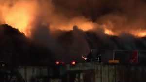 Θεσσαλονίκη: Μεγάλη φωτιά σε εταιρεία με ανακυκλώσιμα υλικά στα Διαβατά (βίντεο)