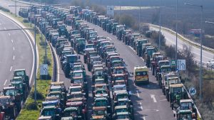 “Οδύσσεια” η έξοδος των Χριστουγέννων: Οι αγρότες δίνουν λωρίδες κυκλοφορίας, η ΕΛΑΣ εκτρέπει τα ΙΧ σε παρακαμπτήριους