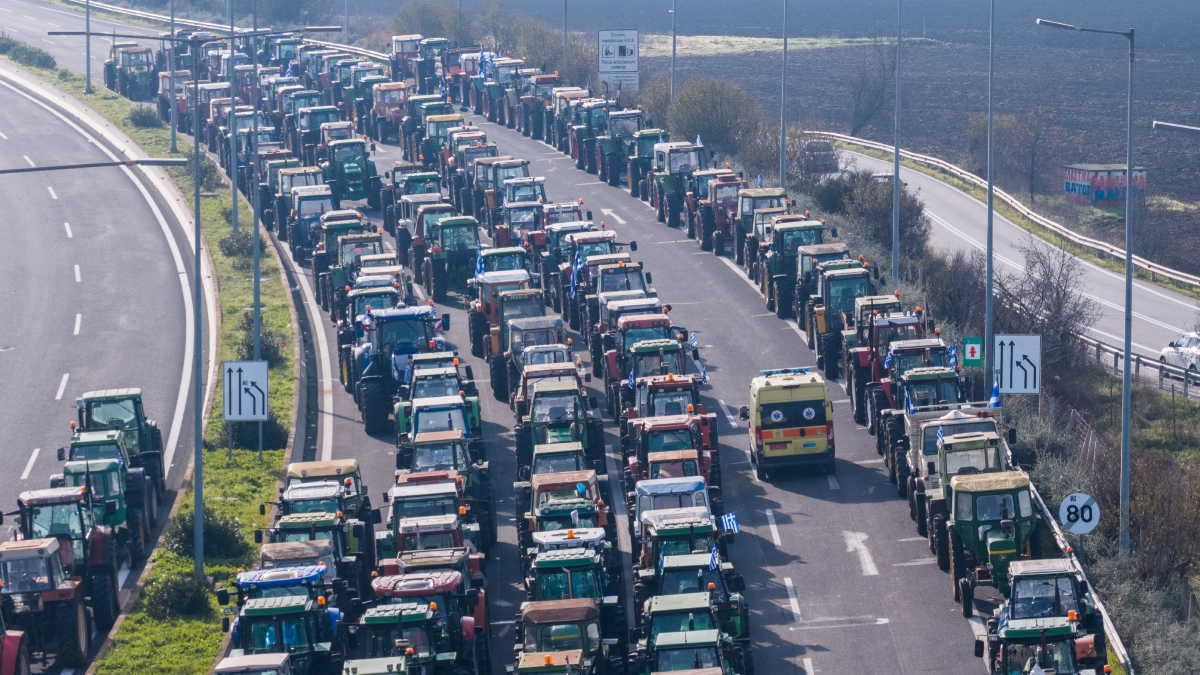 “Οδύσσεια” η έξοδος των Χριστουγέννων: Οι αγρότες δίνουν λωρίδες κυκλοφορίας, η ΕΛΑΣ εκτρέπει τα ΙΧ σε παρακαμπτήριους