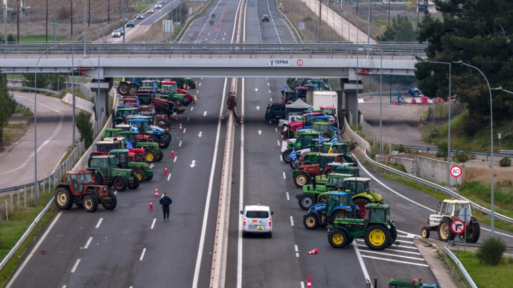 Δημογλίδου: “Αδύνατον να επιτρέψουμε έξοδο από εθνικές οδούς που έχουν εμπόδια” – Πού υπάρχουν μπλόκα και εκτροπές