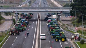 Δημογλίδου: “Αδύνατον να επιτρέψουμε έξοδο από εθνικές οδούς που έχουν εμπόδια” – Πού υπάρχουν μπλόκα και εκτροπές