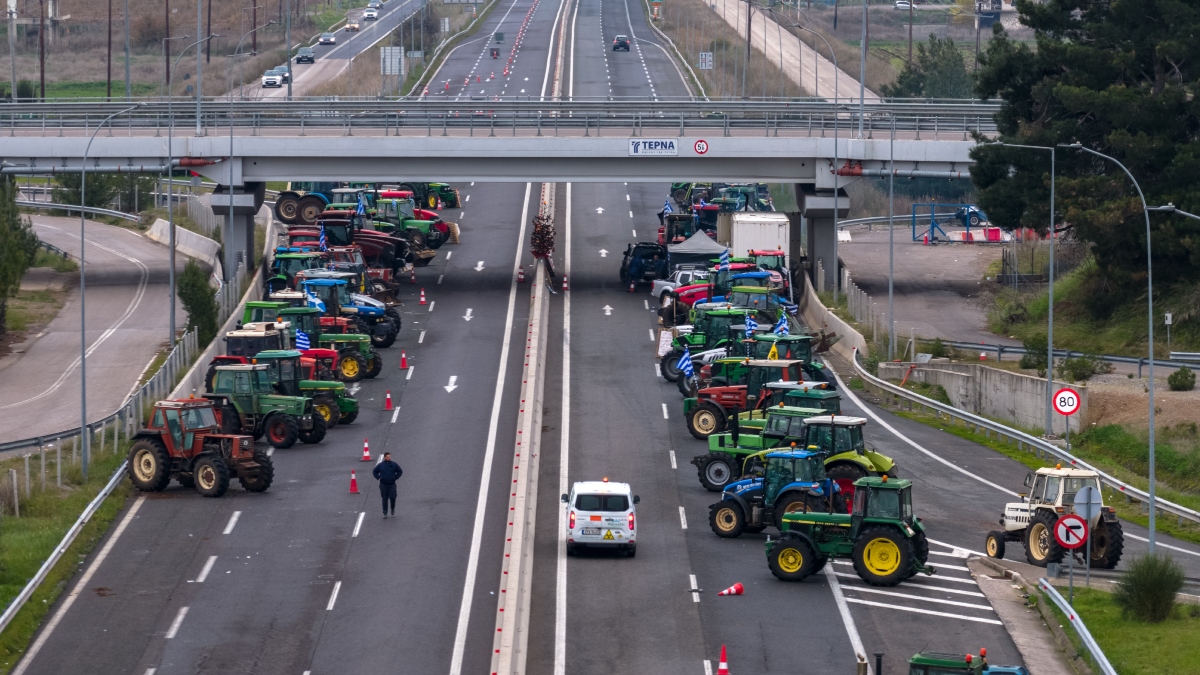 Δημογλίδου: “Αδύνατον να επιτρέψουμε έξοδο από εθνικές οδούς που έχουν εμπόδια” – Πού υπάρχουν μπλόκα και εκτροπές