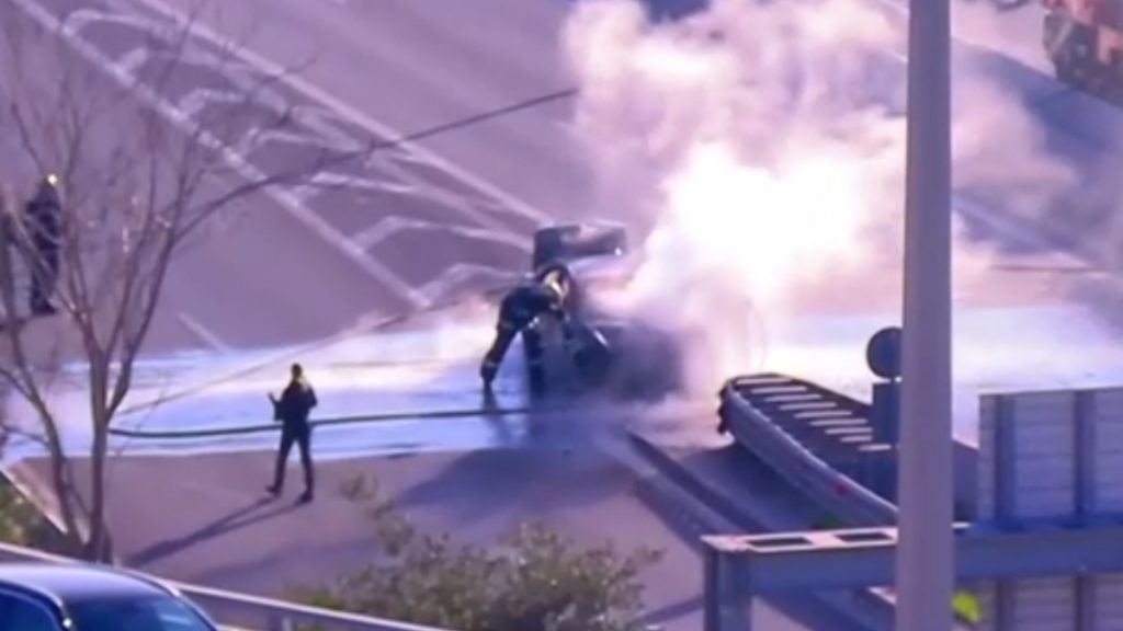 Φωτιά σε αυτοκίνητο στη λεωφόρο Ποσειδώνος στο ύψος του Νέου Φαλήρου (βίντεο)