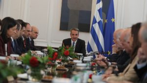 Μητσοτάκης στο Υπουργικό για αγρότες: “Δεν θα υποκύψουμε σε εκβιασμούς – Τον πρώτο λόγο για τους δρόμους έχει η Τροχαία”