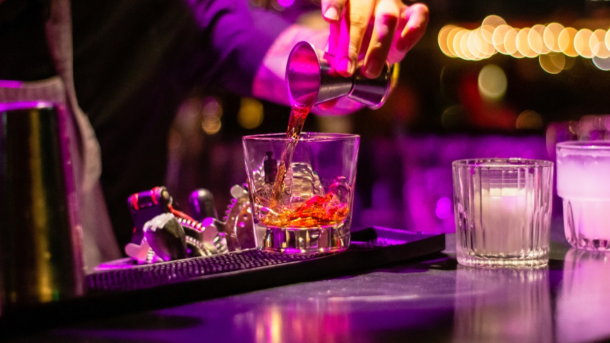 Έλεγχοι σε καταστήματα στο κέντρο της Αθήνας για κάπνισμα και αλκοόλ – Πρόστιμα 19.600 ευρώ