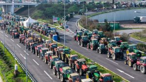Αγροτικά μπλόκα: Με δυσκολία η έξοδος των εκδρομέων – “Όχι” της Τροχαίας στο άνοιγμα δρόμων λόγω “κατάληψης οδοστρώματος”
