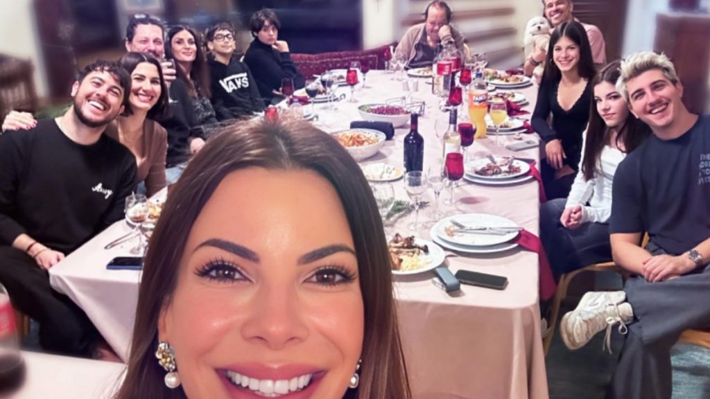 Γιάννης Πάριος: Στο χριστουγεννιάτικο τραπέζι με 4 γιους, 4 εγγόνια, 3 νύφες και 2 σκυλιά (Φωτογραφία)