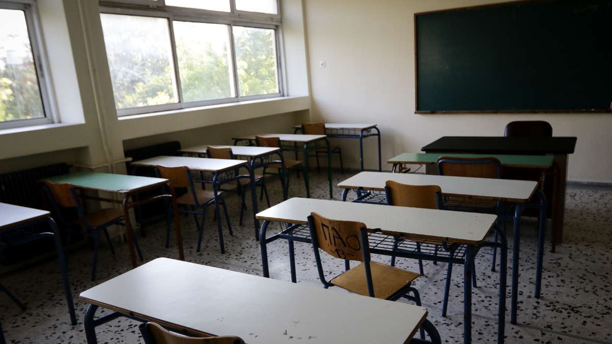 Αιγάλεω: Πειθαρχικός έλεγχος σε Λύκειο μετά την προβολή αποσπάσματος της σειράς “Black Mirror” – “Μαθητής έκλεισε τον προτζέκτορα”