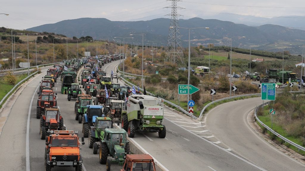 “Ανεβάζουν ταχύτητα” οι αγρότες: Έκλεισαν τον σταθμό στον Προμαχώνα για τα φορτηγά – Στα Μάλγαρα κλείνουν το ρεύμα προς Θεσσαλονίκη