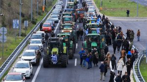 Μετ΄εμποδίων η επιστροφή των εκδρομέων: Άνοιξαν τις μπάρες οι αγρότες και συνεχίζουν τα μπλόκα διαψεύδοντας τις διασπαστικές κινήσεις