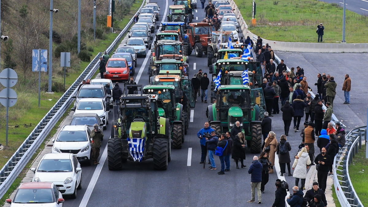 Μετ΄εμποδίων η επιστροφή των εκδρομέων: Άνοιξαν τις μπάρες οι αγρότες και συνεχίζουν τα μπλόκα διαψεύδοντας τις διασπαστικές κινήσεις