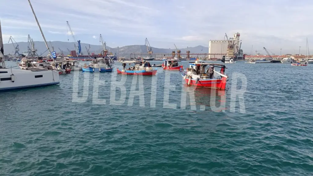 Αποκλεισμένο από στεριά και θάλασσα το λιμάνι του Βόλου: “Απόβαση” αγροτών με τρακτέρ και ψαράδων με καΐκια – Ισχυρές δυνάμεις των ΜΑΤ (βίντεο)