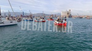 Αποκλεισμένο από στεριά και θάλασσα το λιμάνι του Βόλου: “Απόβαση” αγροτών με τρακτέρ και ψαράδων με καΐκια – Ισχυρές δυνάμεις των ΜΑΤ (βίντεο)