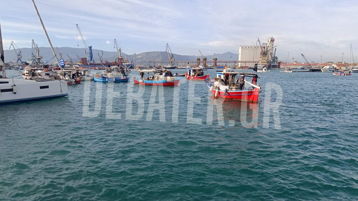 Αποκλεισμένο από στεριά και θάλασσα το λιμάνι του Βόλου: “Απόβαση” αγροτών με τρακτέρ και ψαράδων με καΐκια – Ισχυρές δυνάμεις των ΜΑΤ (βίντεο)