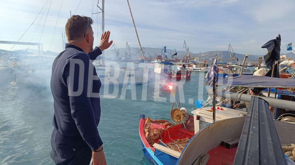 Ψαράδες απέκλεισαν τον λιμάνι του Βόλου – Δείτε εικόνες και βίντεο