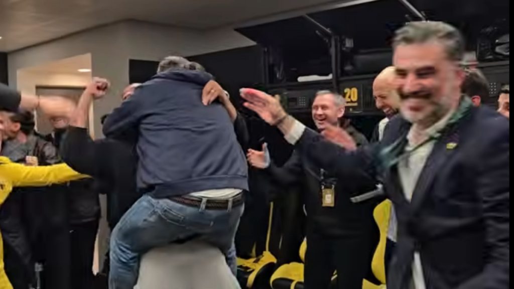 ΑΕΚ: Τρελάθηκε ο Ηλιόπουλος – Πήγε στα αποδυτήρια και ανακοίνωσε πριμ 500.000 ευρώ μετά την μυθική ανατροπή επί της Κραϊόβα (βίντεο)