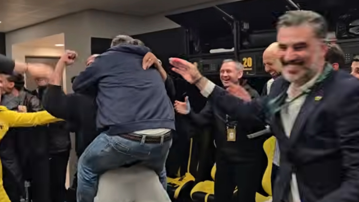 ΑΕΚ: Τρελάθηκε ο Ηλιόπουλος – Πήγε στα αποδυτήρια και ανακοίνωσε πριμ 500.000 ευρώ μετά την μυθική ανατροπή επί της Κραϊόβα (βίντεο)