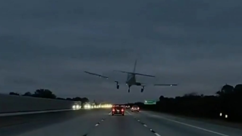 Φλόριντα: Καρέ καρέ η στιγμή που αεροπλάνο κάνει αναγκαστική προσγείωση σε αυτοκινητόδρομο και προσκρούει σε ΙΧ (βίντεο)
