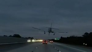 Φλόριντα: Καρέ καρέ η στιγμή που αεροπλάνο κάνει αναγκαστική προσγείωση σε αυτοκινητόδρομο και προσκρούει σε ΙΧ (βίντεο)