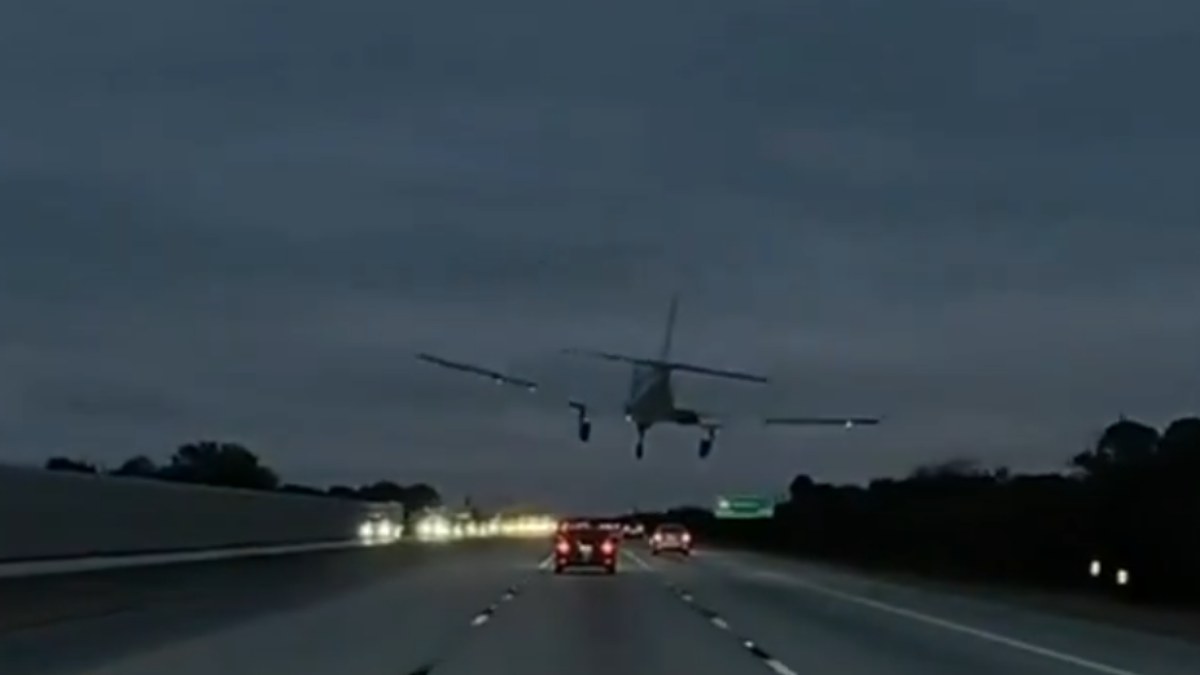 Φλόριντα: Καρέ καρέ η στιγμή που αεροπλάνο κάνει αναγκαστική προσγείωση σε αυτοκινητόδρομο και προσκρούει σε ΙΧ (βίντεο)